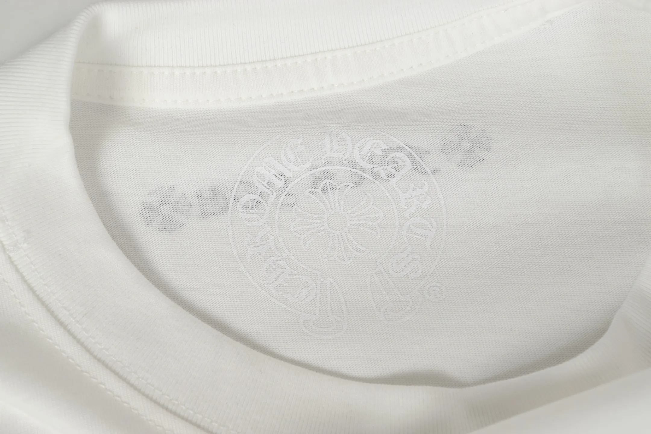 P150 cross-border model, please do not place an order if you pursue perfection -Chrome Hearts/Chrome Hearts 23ss scroll horseshoe Sanskrit printed popular long-sleeved T-shirt -High weight, high density and high quality, soft, delicate and skin-friendly wool, soft and silky to the touch, excellent warmth and skin-friendly properties -Customized weaving and dyeing, no color difference, no matter the fabric or workmanship details, beat the ordinary version on the market -Colour: black white -Size: S M L XL